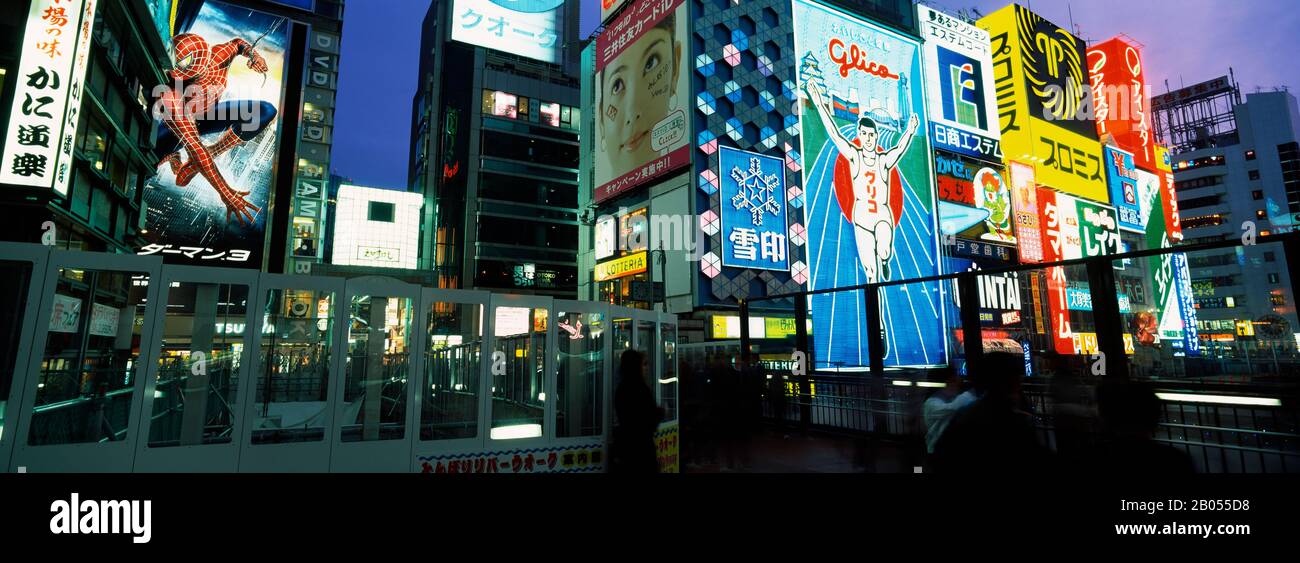 Edifici In Una Città, Dotonbori, Osaka, Prefettura Di Osaka, Kinki Region, Honshu, Giappone Foto Stock