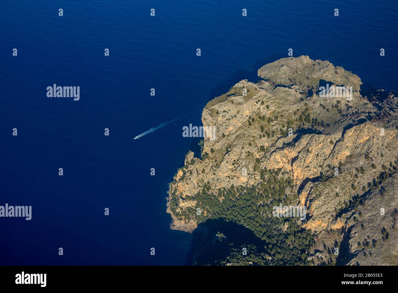 Foto aerea, motoscafo nel mare blu sulla costa rocciosa, Escorca, Maiorca, Isole Baleari, Spagna, Europa, ES, Espana, Costa rocciosa, penisola, costa, Foto Stock