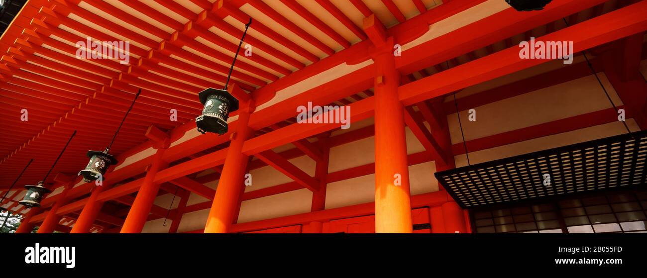 Vista a basso angolo di un santuario, Heian Jingu Santuario, Kyoto, Prefettura di Kyoto, Kinki Regione, Honshu, Giappone Foto Stock