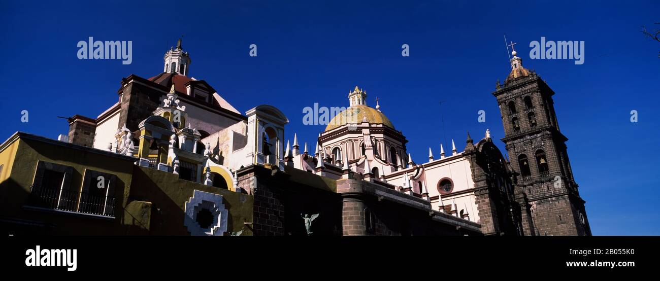 Vista ad angolo basso di una cattedrale, Puebla, Stato di Puebla, Messico Foto Stock