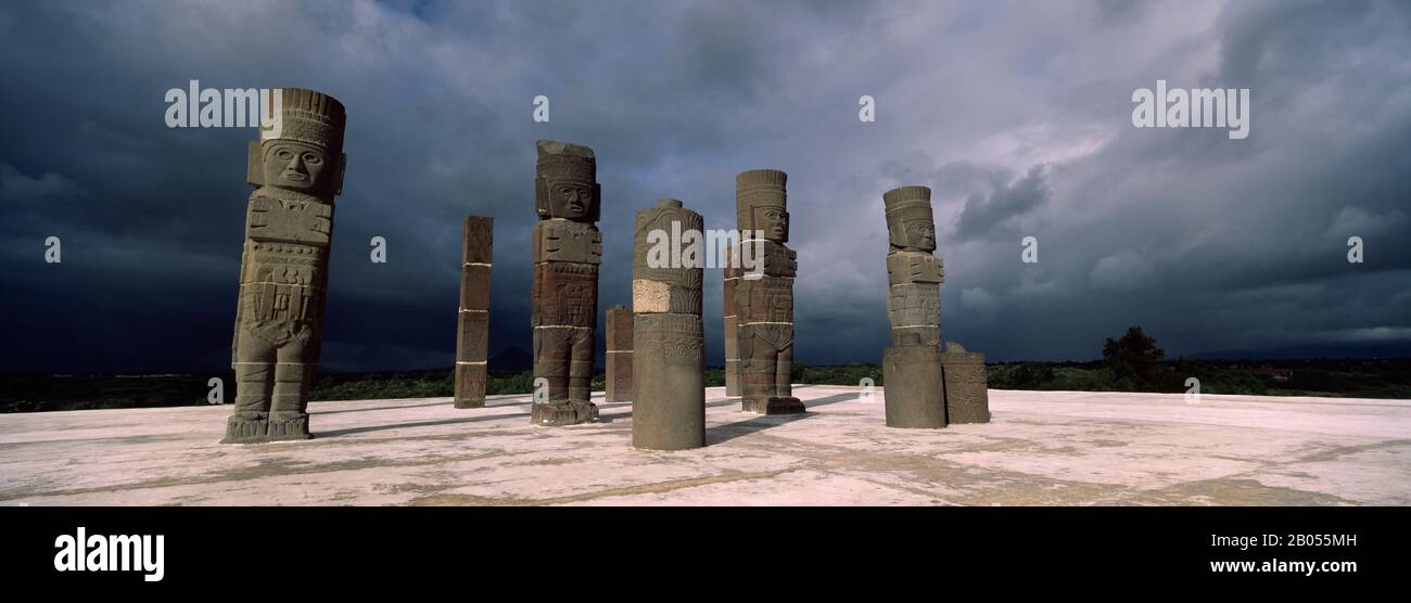 Vista ad angolo basso delle nuvole sopra le statue, le Statue di Atlantes, il Tempio di Quetzalcoatl, Tula, Stato di Hidalgo, Messico Foto Stock