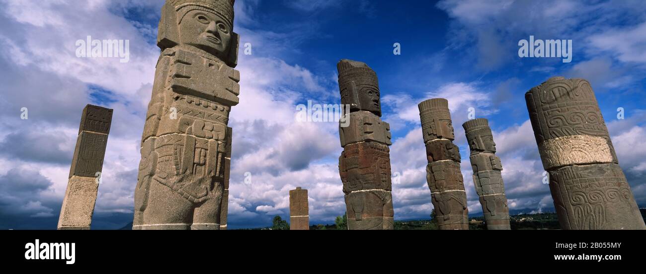 Vista ad angolo basso delle nuvole sopra le statue, le Statue di Atlantes, il Tempio di Quetzalcoatl, Tula, Stato di Hidalgo, Messico Foto Stock