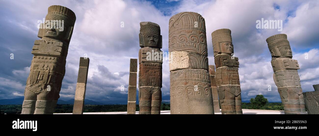 Vista ad angolo basso delle nuvole sopra le statue, le Statue di Atlantes, il Tempio di Quetzalcoatl, Tula, Stato di Hidalgo, Messico Foto Stock