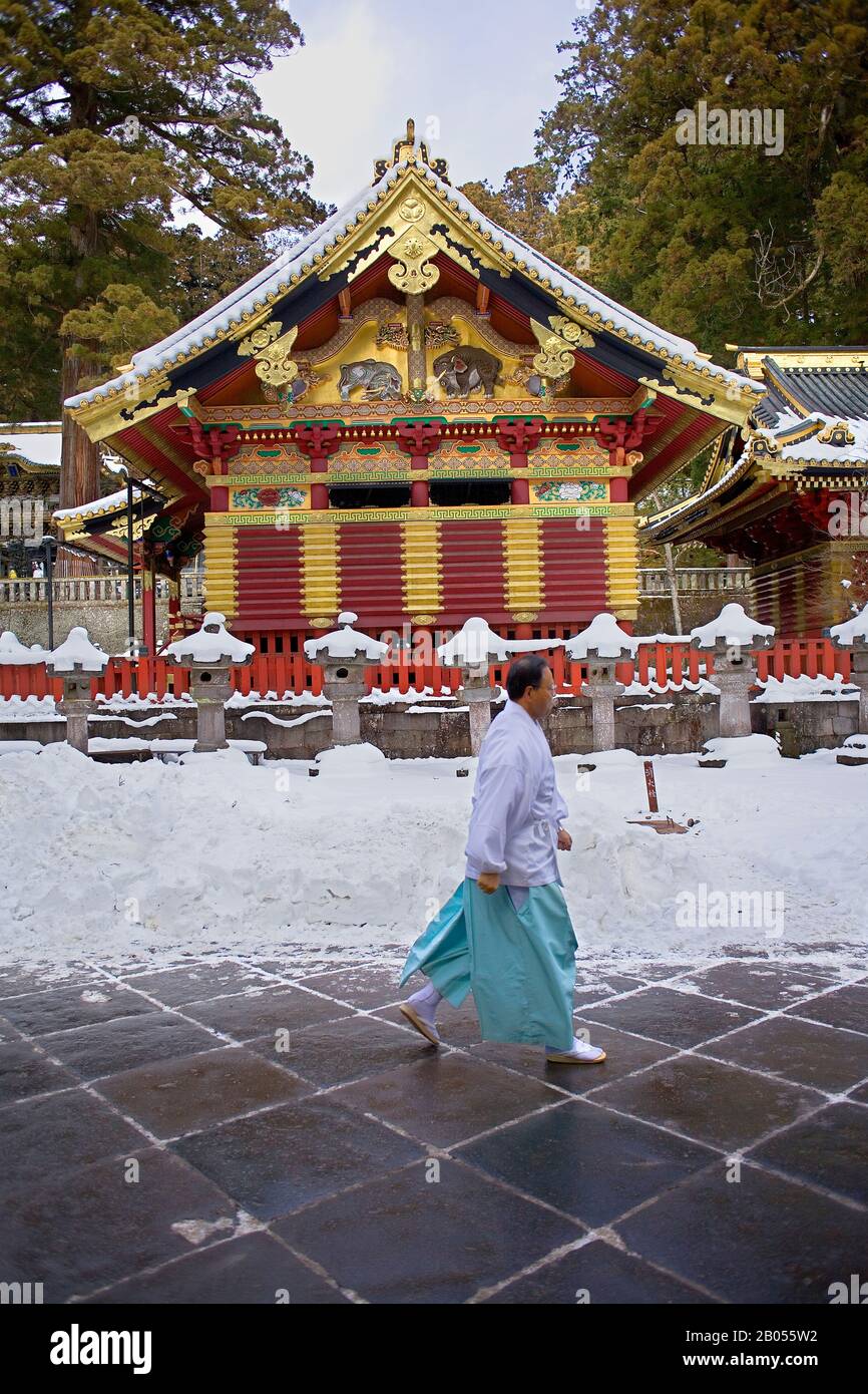 Uomo, sacerdote, nel tempio di Toshogu, Nikko, Giappone Foto Stock