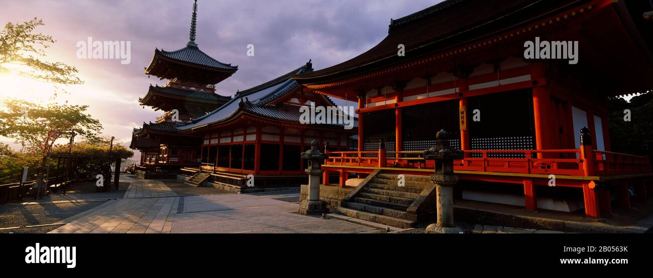 Facciata Di Un Tempio, Tempio Di Kiyomizu-Dera, Kyoto, Prefettura Di Kyoto, Regione Di Kinki, Honshu, Giappone Foto Stock