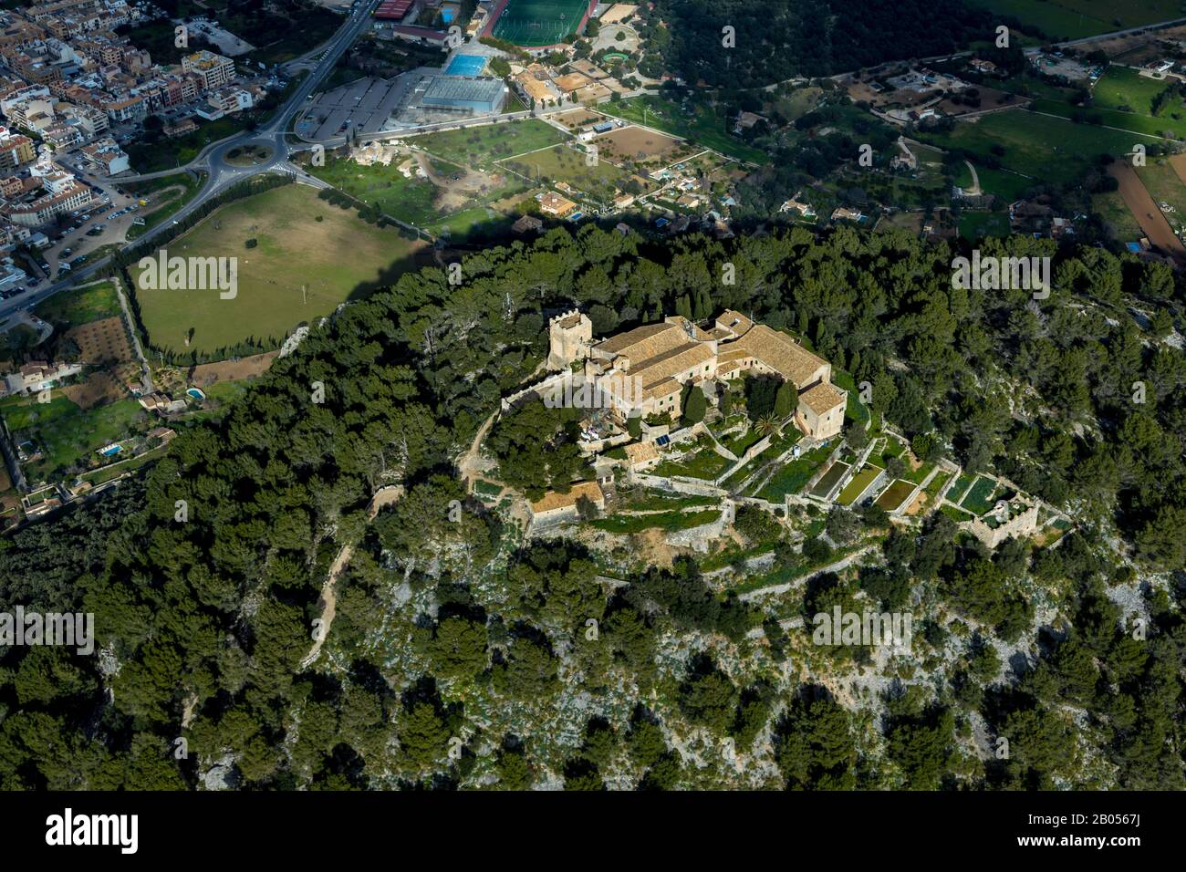 Veduta aerea, collina con Santuari de la Mare de Déu del Puig, paesaggio intorno a Pollença, Pollença, Mallorca, Isole Baleari, Spagna, Europa, visualizzazione pl Foto Stock