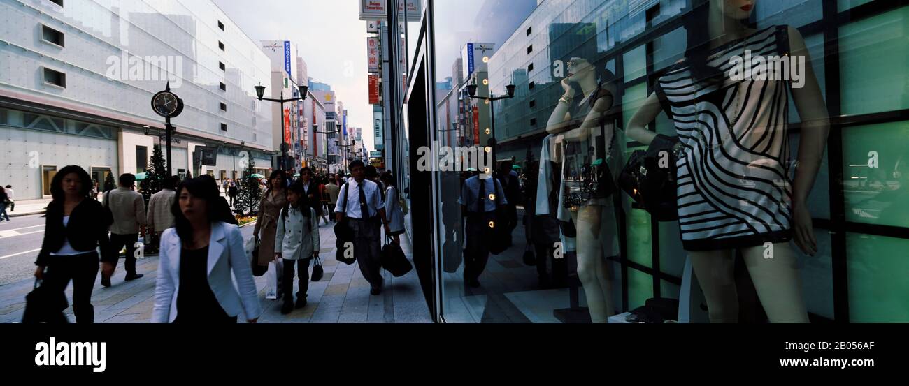 Gruppo di persone che camminano in una strada, Ginza, Prefettura di Tokyo, Regione Kanto, Giappone Foto Stock