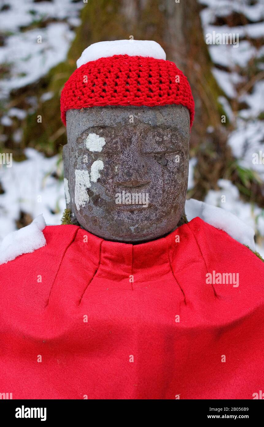 Narabijizo, Bakejizo, jizo statua di pietra,buddista divinità custode,uno dei 70 statue allineate in Kanmangafuchi abisso, Nikko, Giappone Foto Stock