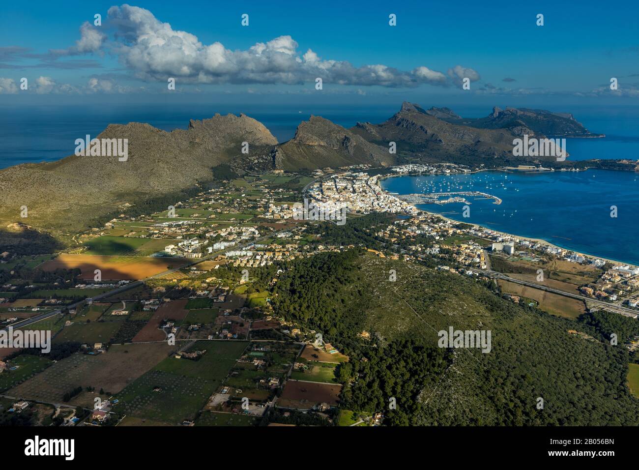 Foto aerea, Port de Pollença, porto, catena montuosa, Pollença, Europa, Isole Baleari, Spagna, Maiorca, Isole Baleari, ES, Espana, tassa di soggiorno, Foto Stock