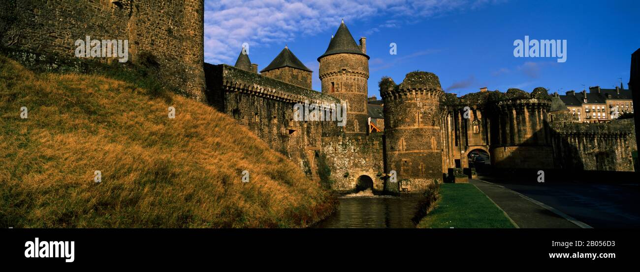 Vista ad angolo basso di un castello, Chateau de Fougeres, Fougeres, Ille-et-Vilaine, Bretagna, Francia Foto Stock