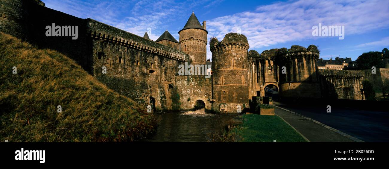 Vista ad angolo basso di un castello, Chateau de Fougeres, Fougeres, Ille-et-Vilaine, Bretagna, Francia Foto Stock