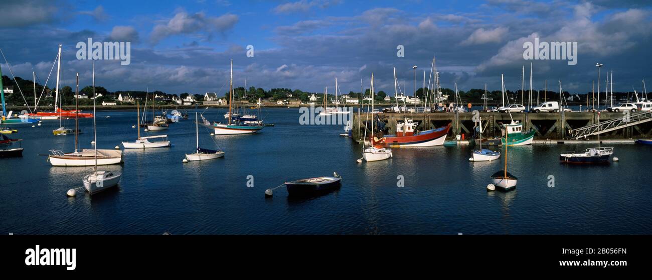 Barche nel mare, la Trinite-sur-Mer, Morbihan, Bretagna, Francia Foto Stock