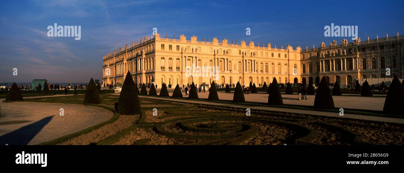 Giardino formale di fronte ad un castello, Chateau de Versailles, Versailles, Parigi, Ile-de-France, Francia Foto Stock