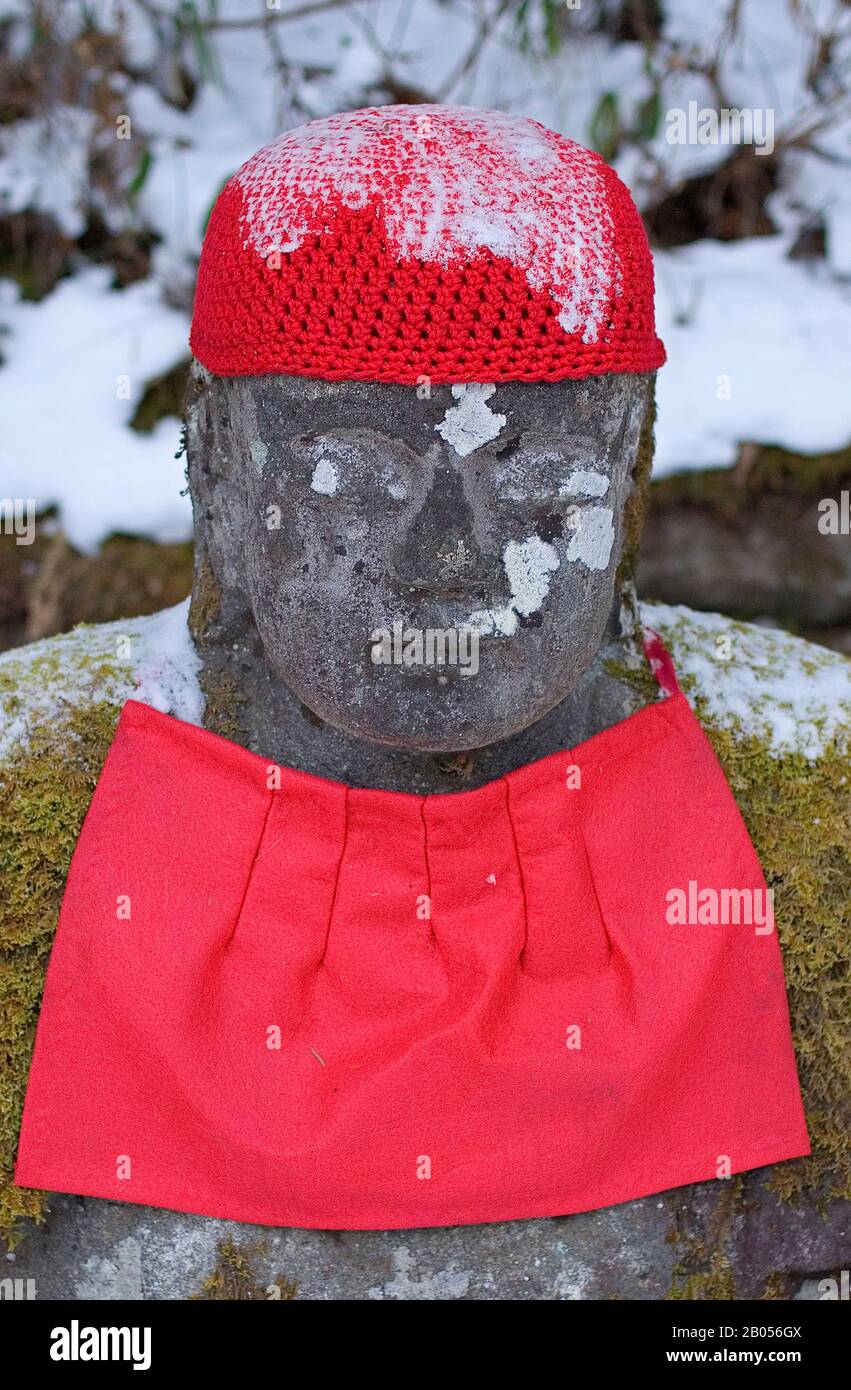 Narabijizo, Bakejizo, jizo statua di pietra,buddista divinità custode,uno dei 70 statue allineate in Kanmangafuchi abisso, Nikko, Giappone Foto Stock