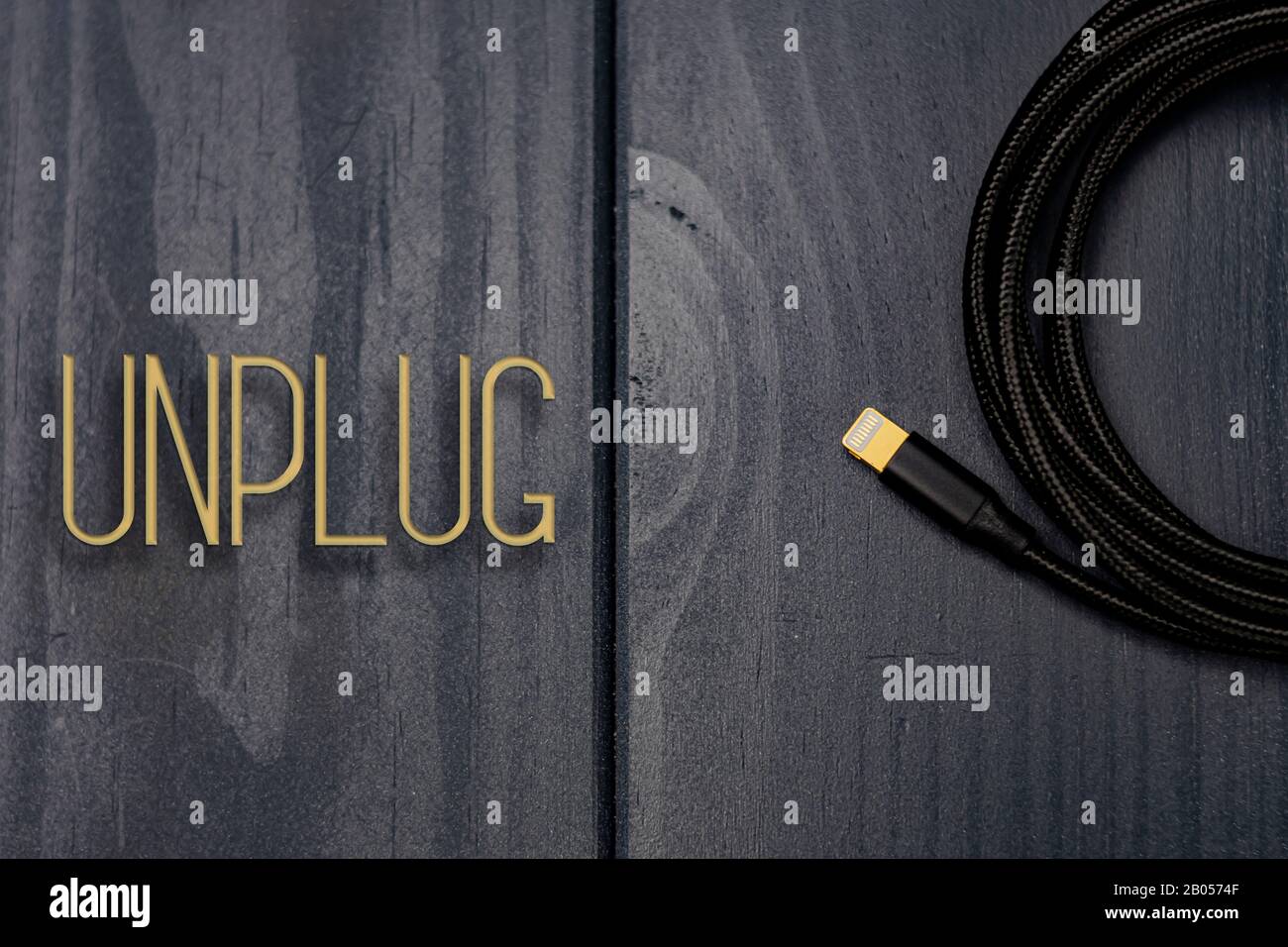 Cavo in tessuto intrecciato con connettore Lightning per il collegamento di dispositivi elettronici Foto Stock