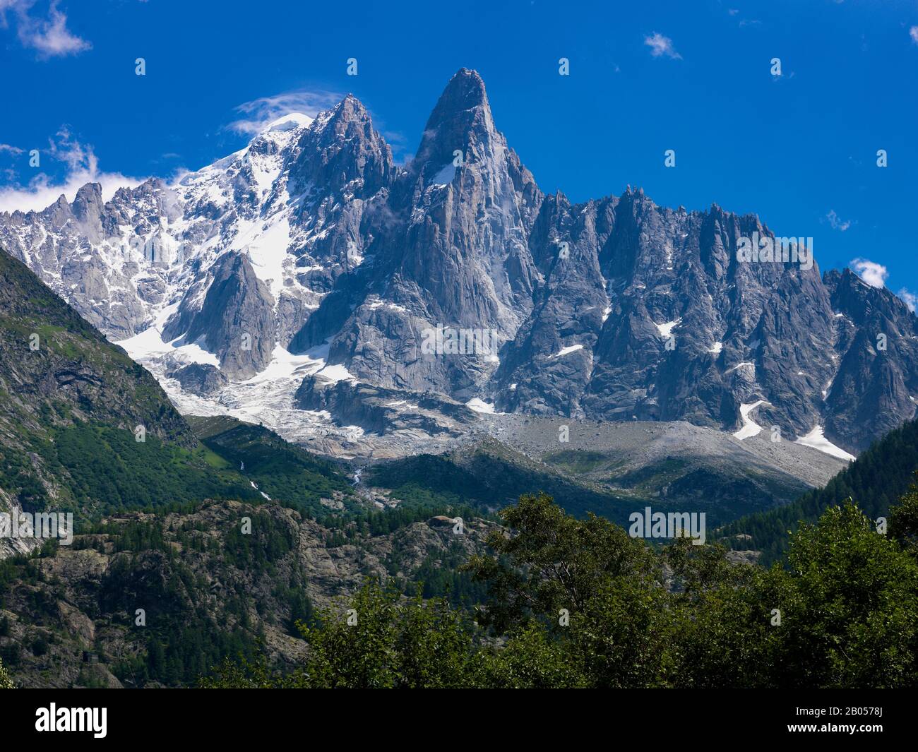 Vista ad angolo basso di una montagna, Monte Bianco, Chamonix, alta Savoia, Rodano-Alpi, Francia Foto Stock
