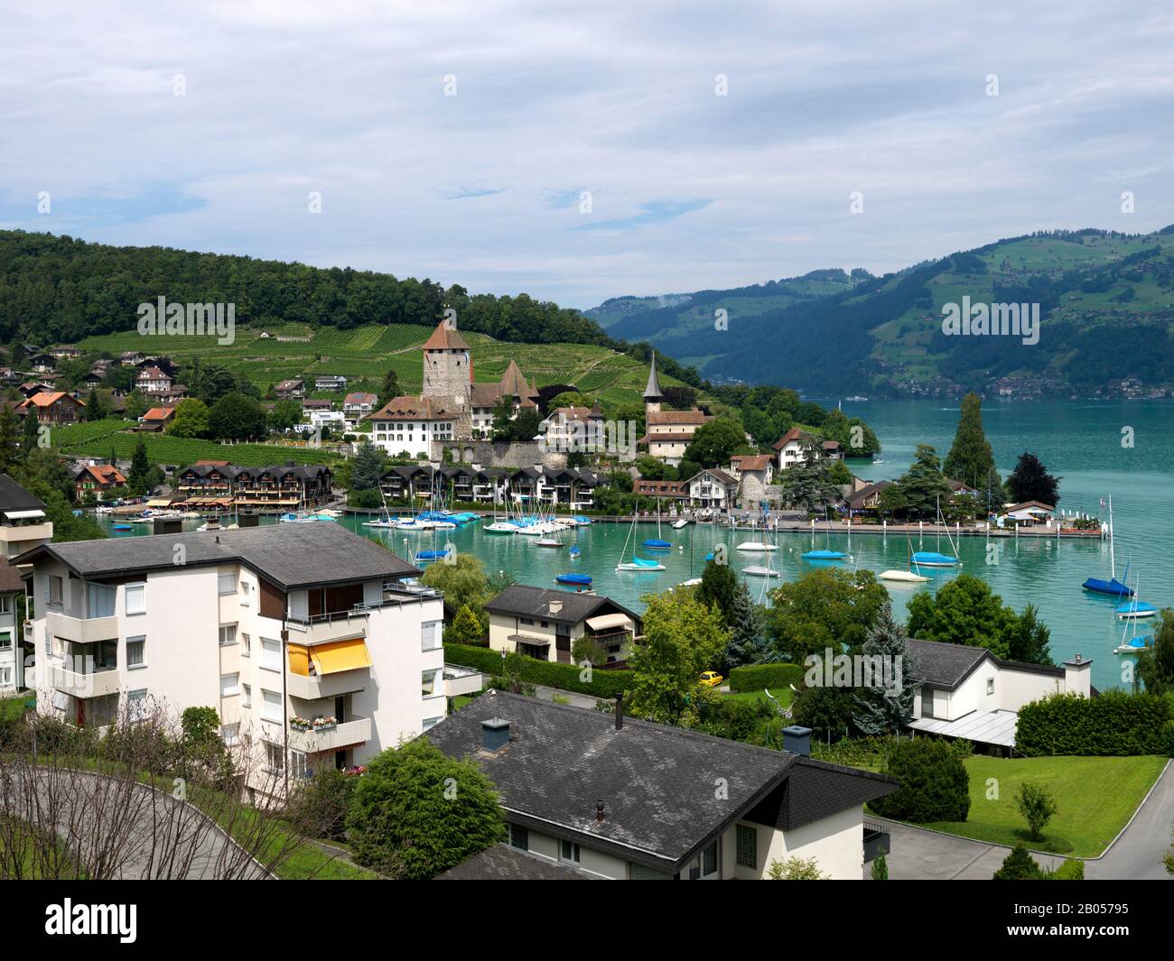 Castello e una chiesa sul lago, Thunersee, Spiez, Niedersimmental, Berna Canton, Svizzera Foto Stock