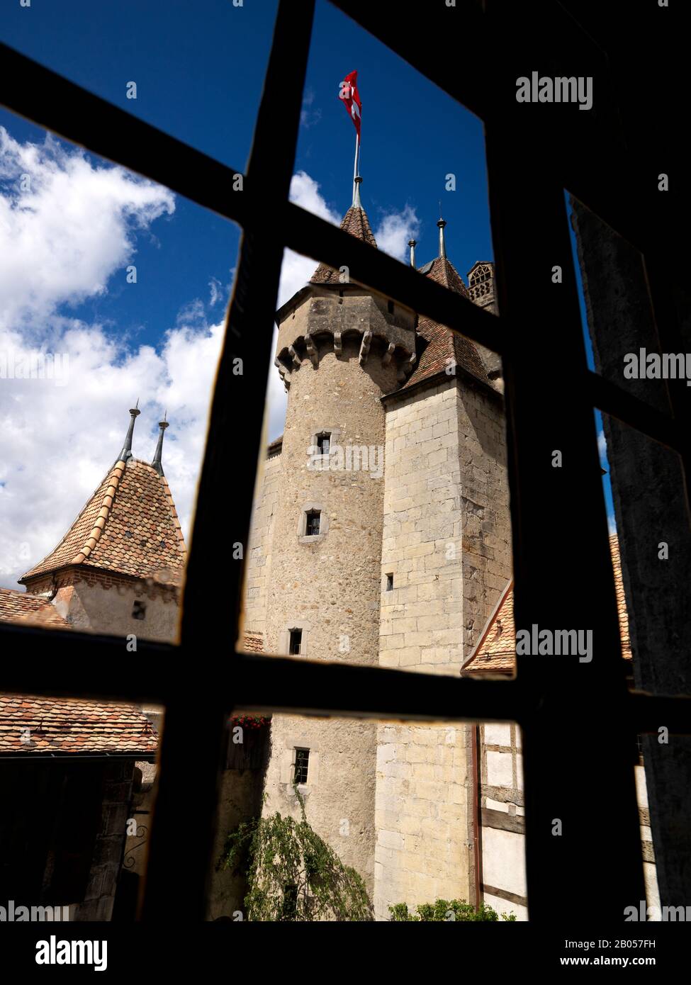 Vista ad angolo basso di un castello, Chateau De Chillon, Lago di Ginevra, Montreux, Vevey, Cantone di Vaud, Svizzera Foto Stock