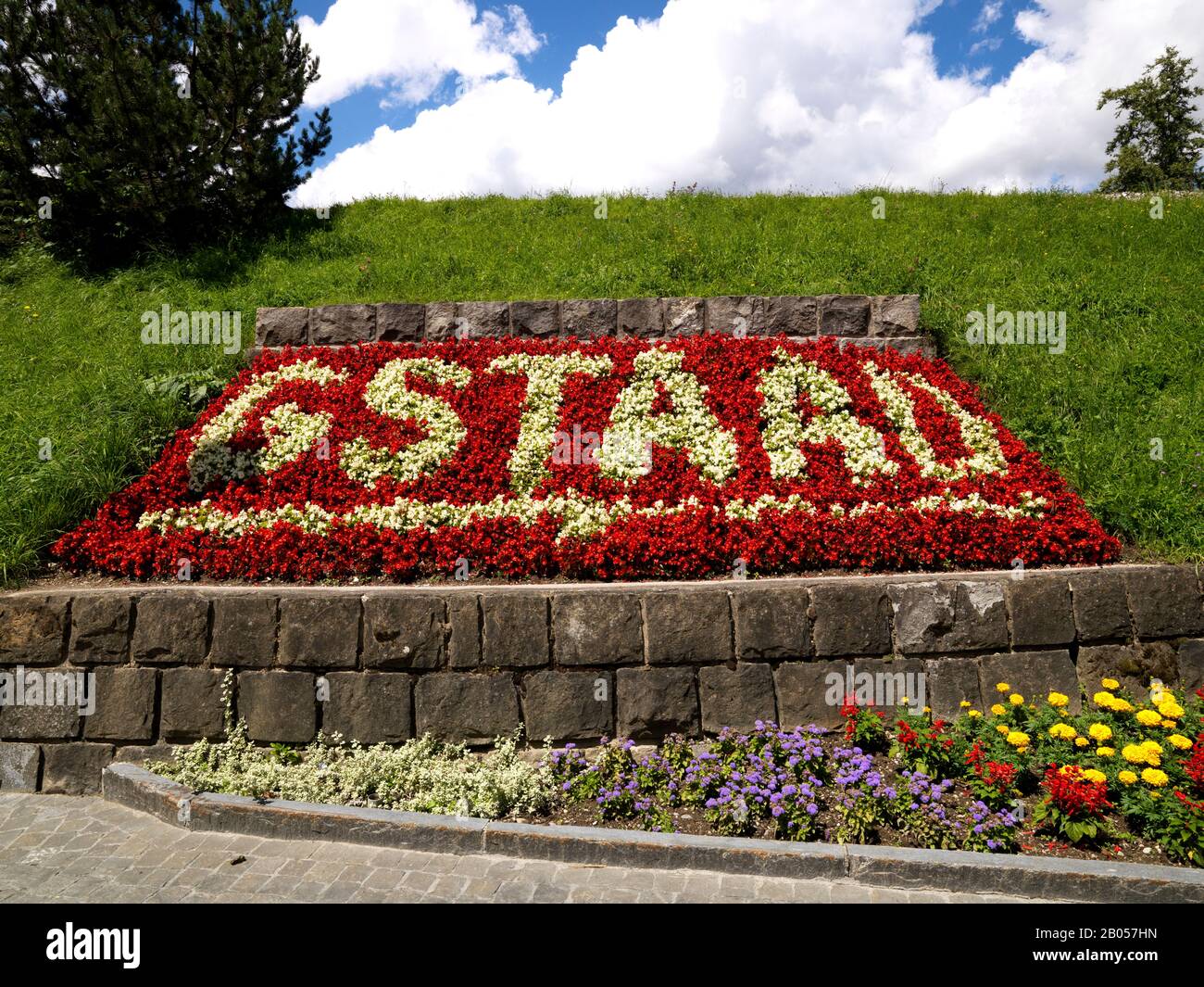 Testo formato con fiori, Gstaad, Saanen, Berna Canton, Svizzera Foto Stock