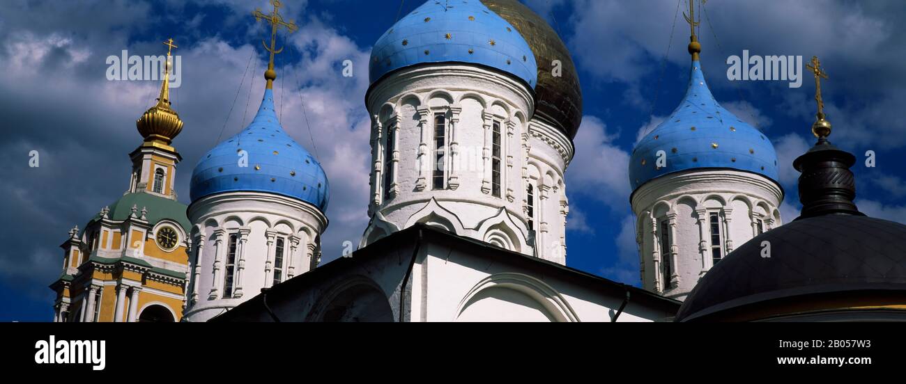Vista ad angolo basso di una chiesa, monastero di Novospasskiy, Mosca, Russia Foto Stock