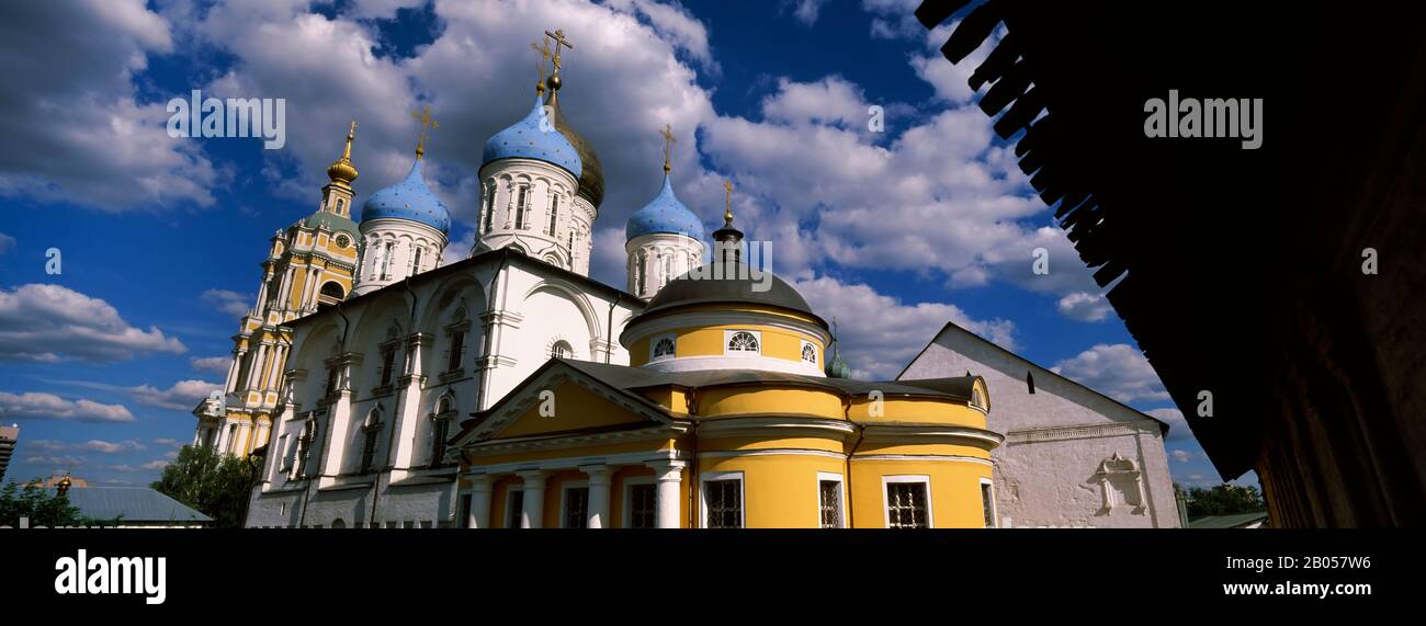 Vista ad angolo basso di una chiesa, monastero di Novospasskiy, Mosca, Russia Foto Stock