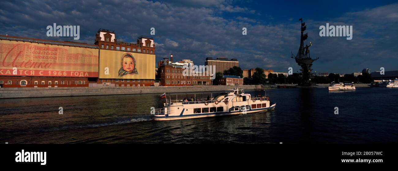 Barca in un canale, Mosca, Russia Foto Stock