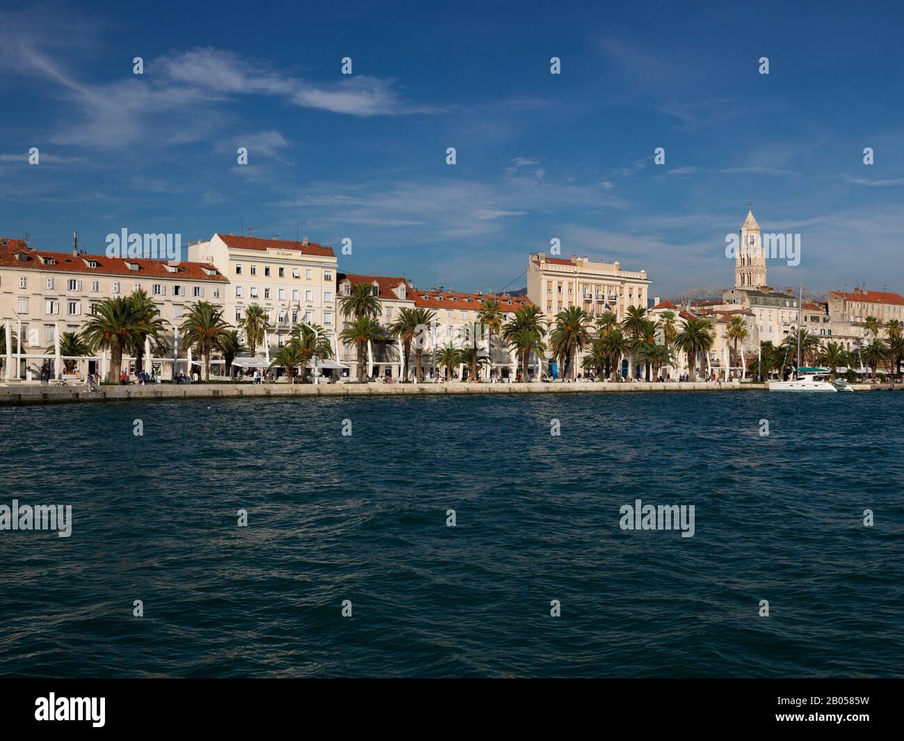 Città sul lungomare, Spalato, Spalato-Dalmazia County, Dalmazia, Croazia Foto Stock Città sul lungomare, Spalato, Spalato-Dalmazia County, Dalmazia, Croazia Foto Stock
