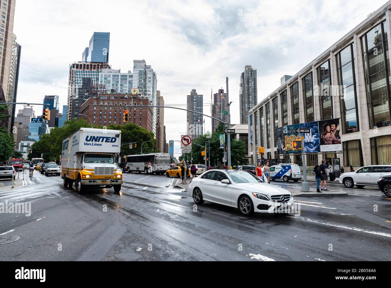 New York City, USA - 3 agosto 2018: Strada con traffico e persone in giro a Manhattan, New York City, USA Foto Stock