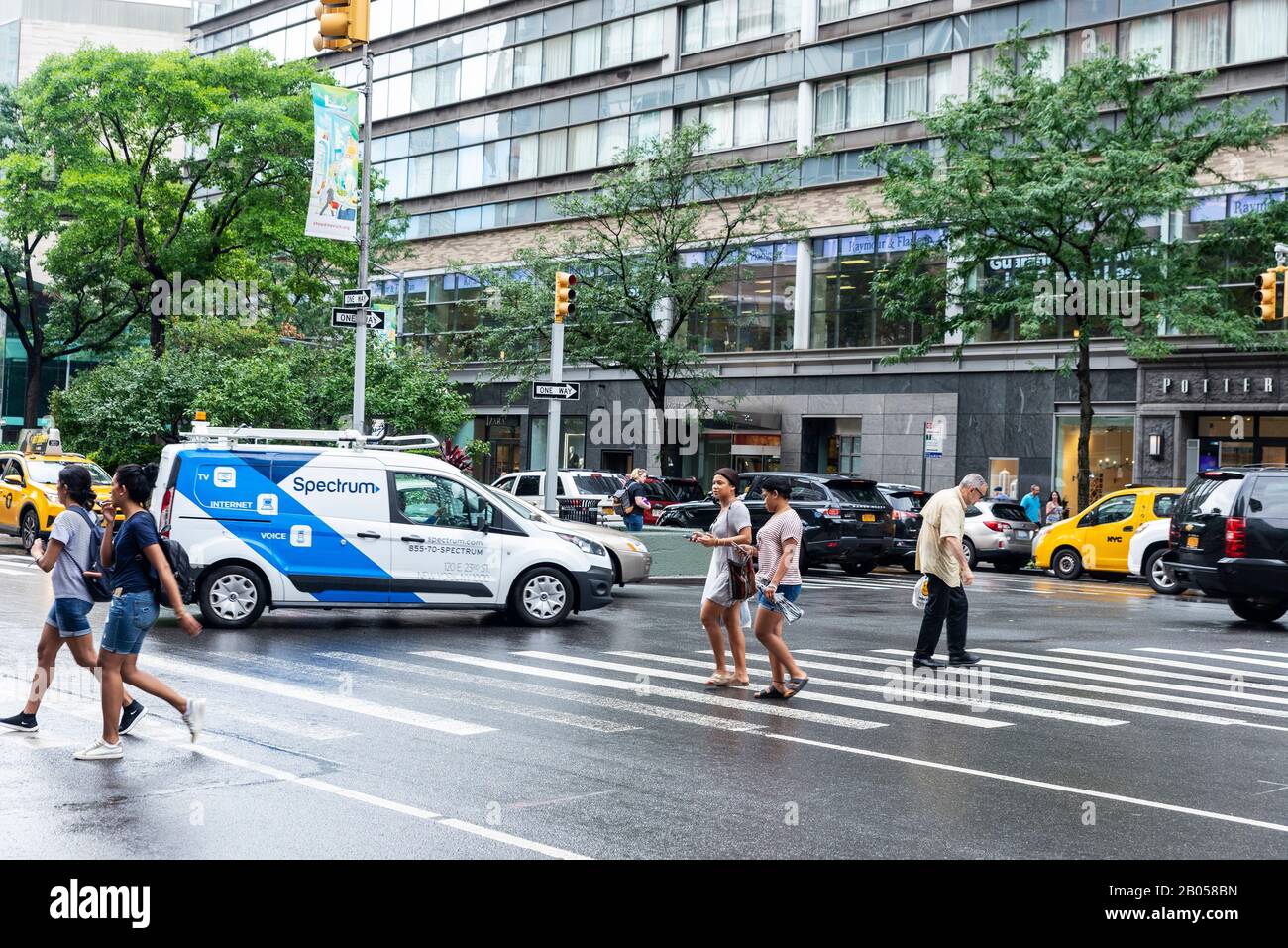New York City, USA - 3 agosto 2018: Strada con traffico e persone in giro a Manhattan, New York City, USA Foto Stock