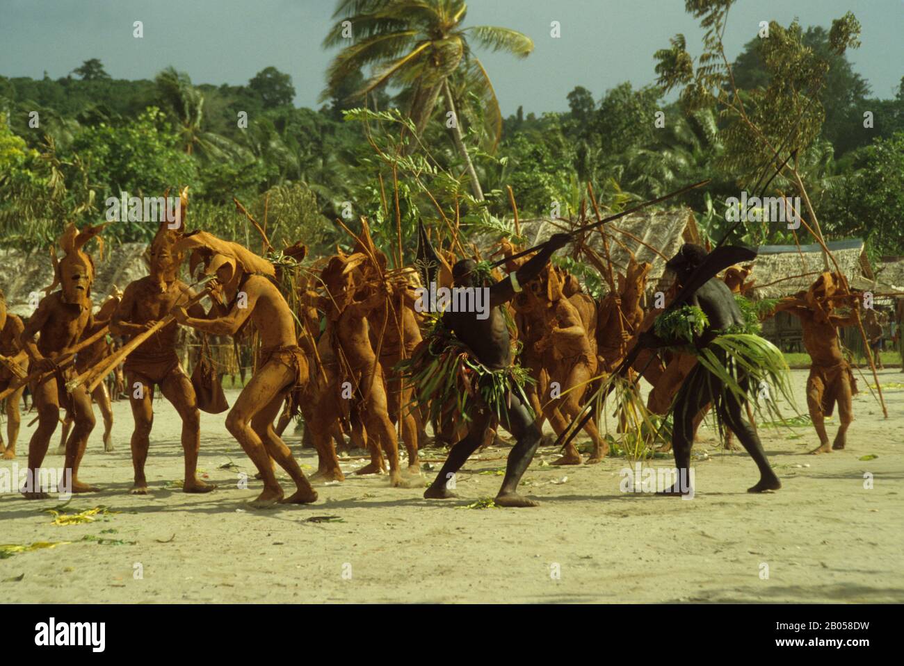 ISOLE SALOMONE, ISOLA DI SANTA ANA, DANZA DI GUERRA TRADIZIONALE, DANZA 'UOMINI' DI UD Foto Stock