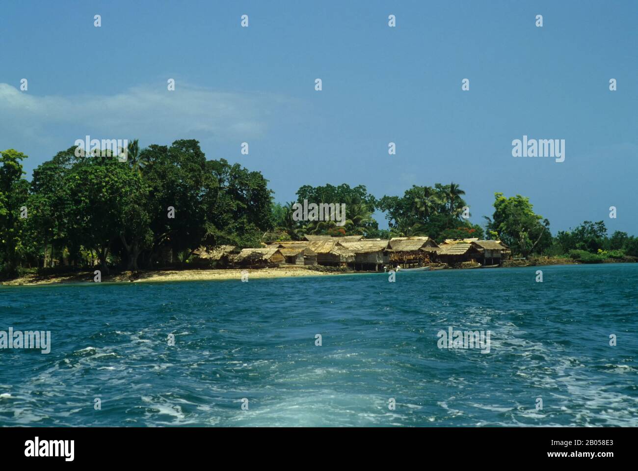 ISOLE SALOMONE, MALAITA ISLAND, VILLAGGIO, VISTA DAL MARE Foto Stock