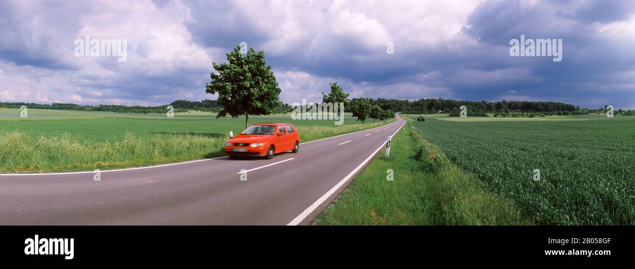 Auto sulla strada, Baden-Wurttemberg, Germania Foto Stock