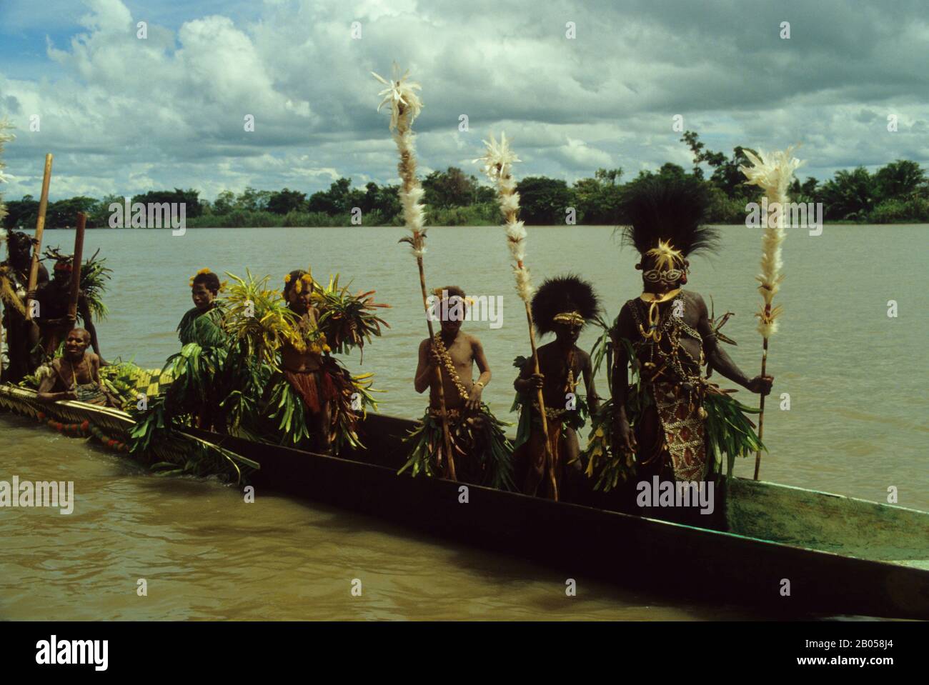 PAPUA NUOVA GUINEA, SEPIK RIVER, TRADIZIONALE CANOA DA GUERRA CON TRIBESMEN CERIMONIALI Foto Stock