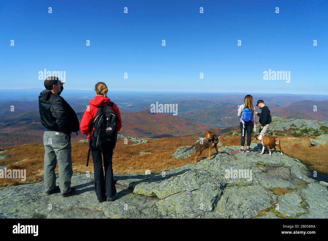 Due coppie di escursionisti in cima Camel's Hump, Vermont, Stati Uniti. Foto Stock