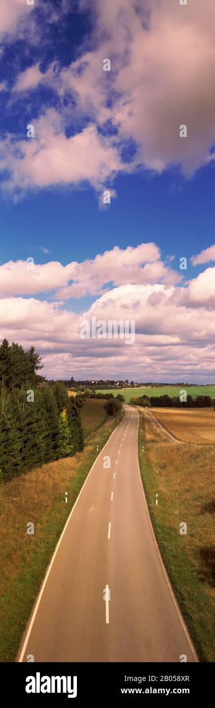 Strada che attraversa un paesaggio, la Germania Foto Stock