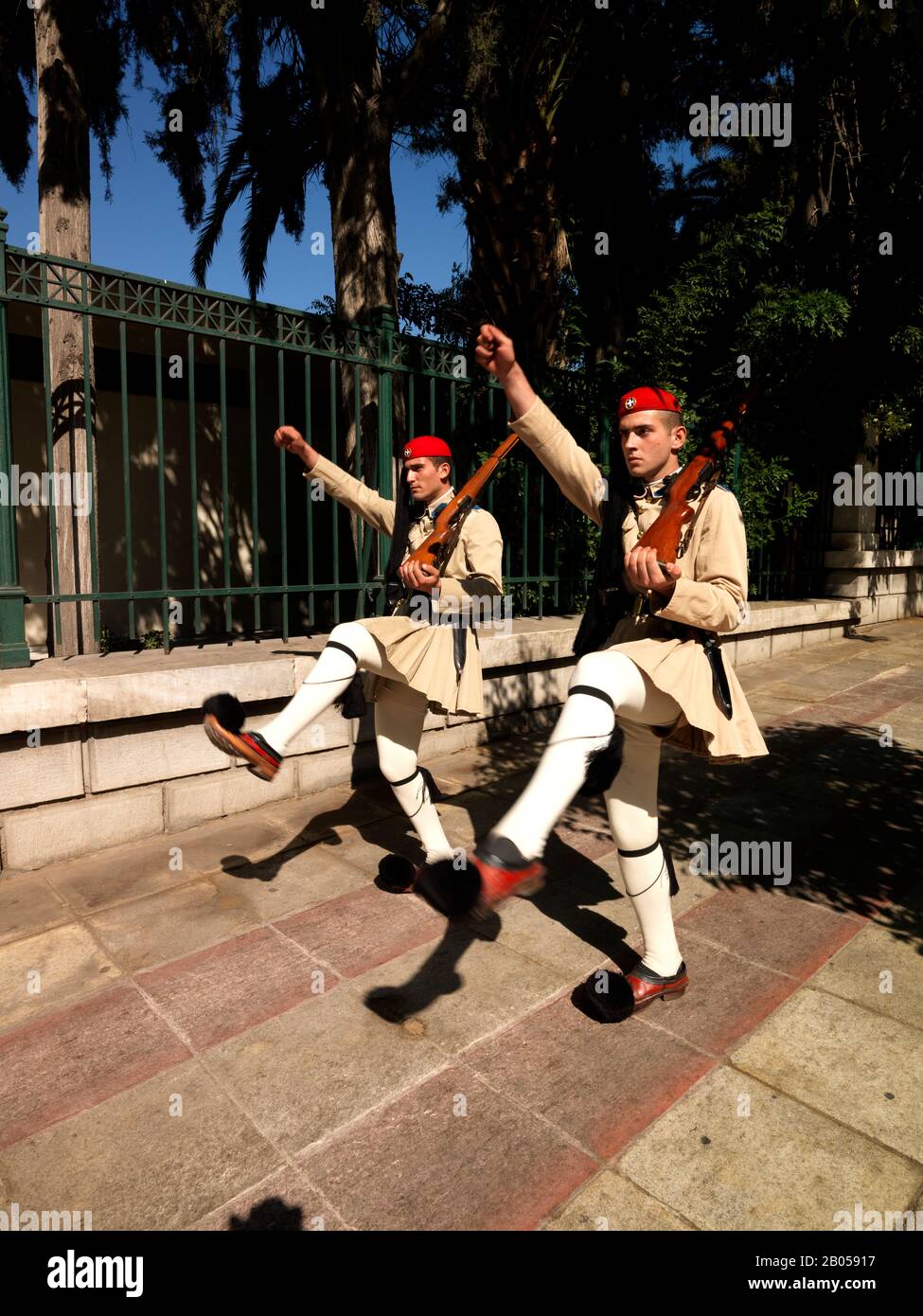 Evzones effettuando il cambio della guardia in una strada, Herodou Attikou Street, Giardino Nazionale di Atene, Atene, Attica, Grecia Foto Stock