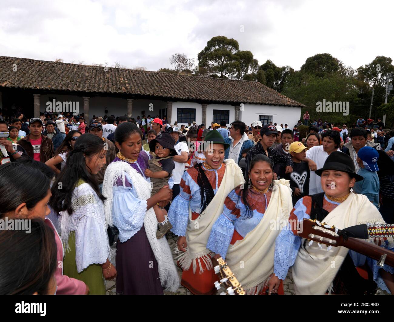 Donne indiane che danzano alla festa privata di San Juan, Hacienda Zuleta, Otavalo, Provincia di Imbabura, Ecuador Foto Stock