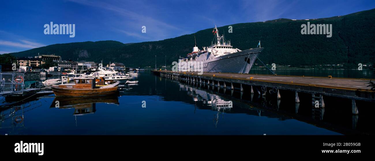 Barche in un porto, Andalsnes, Più og Romsdal, Norvegia Foto Stock