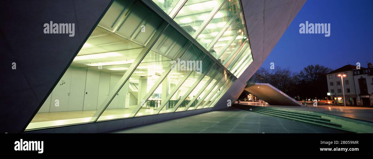 Sala concerti illuminata al tramonto, Casa da Musica, Porto, Portogallo Foto Stock