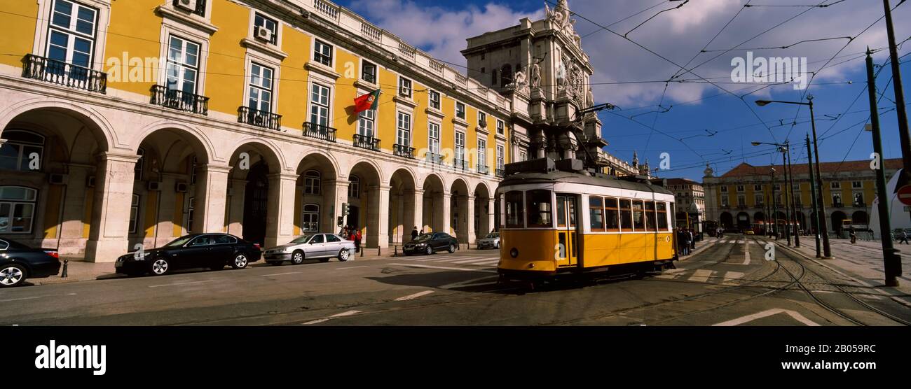 Funivia di fronte a un edificio, Praca do Comercio, Lisbona, Portogallo Foto Stock