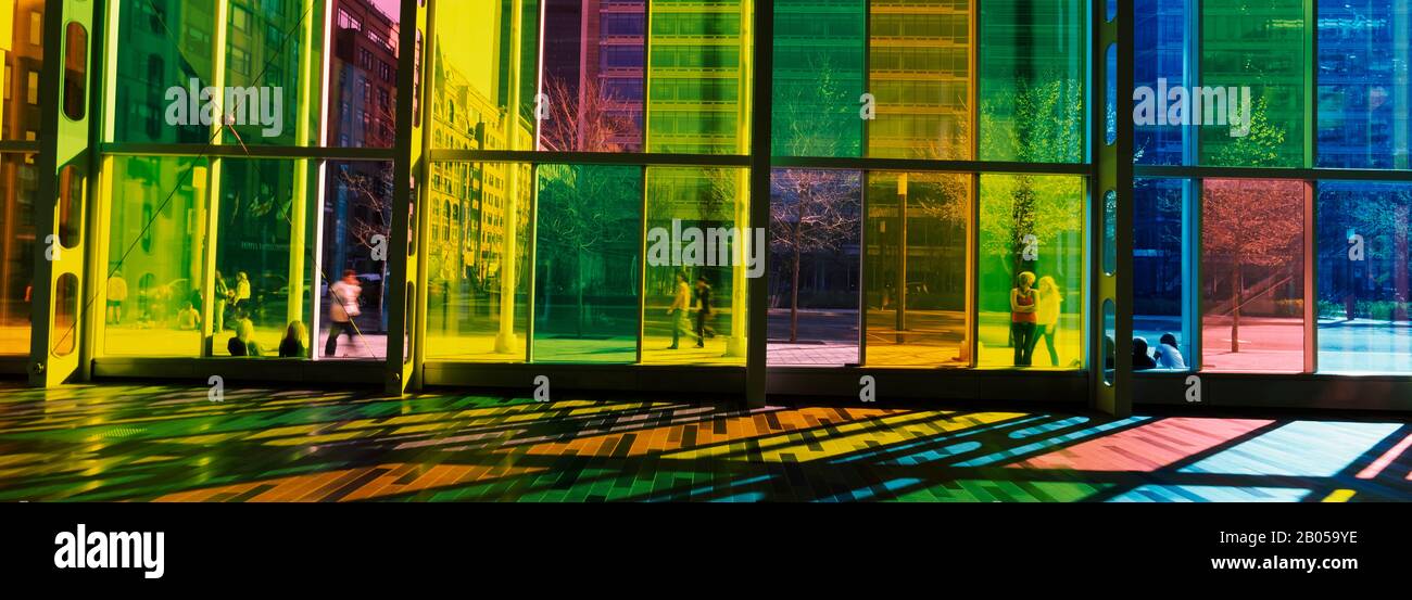 Vetro multicolore in un centro congressi, Palais De Congres De Montreal, Montreal, Quebec, Canada Foto Stock