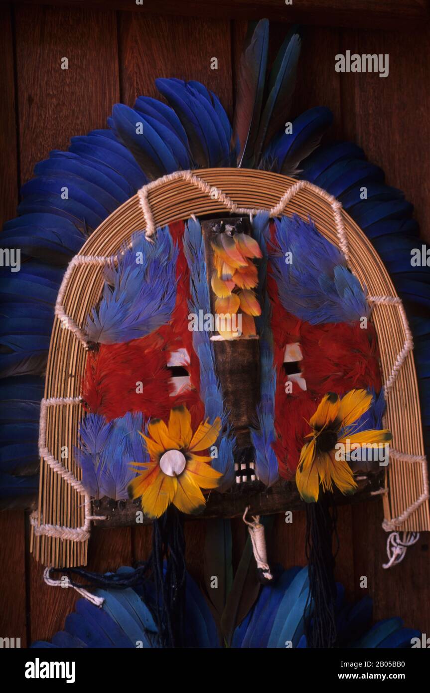 BRASILE, RIO TAPAAJOS, ALTER DO CHAO, MUSEO DI ANTROPOLOGIA, INDIA FEATHER HEADRESS Foto Stock