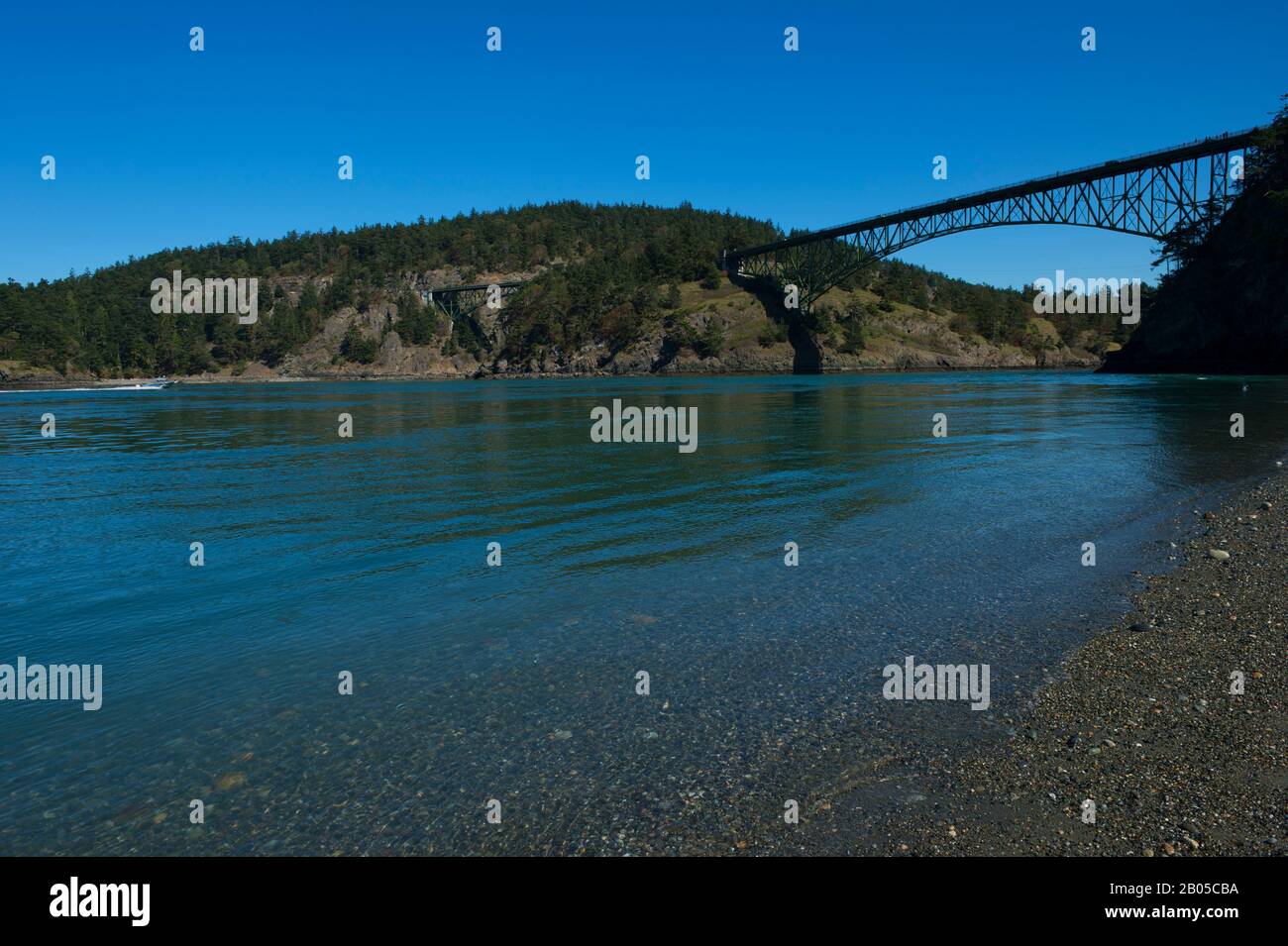 Vista Del Deception Pass Bridge Da North Beach Of Deception Pass State Park A Whidbey Island, Washington State, Stati Uniti Foto Stock