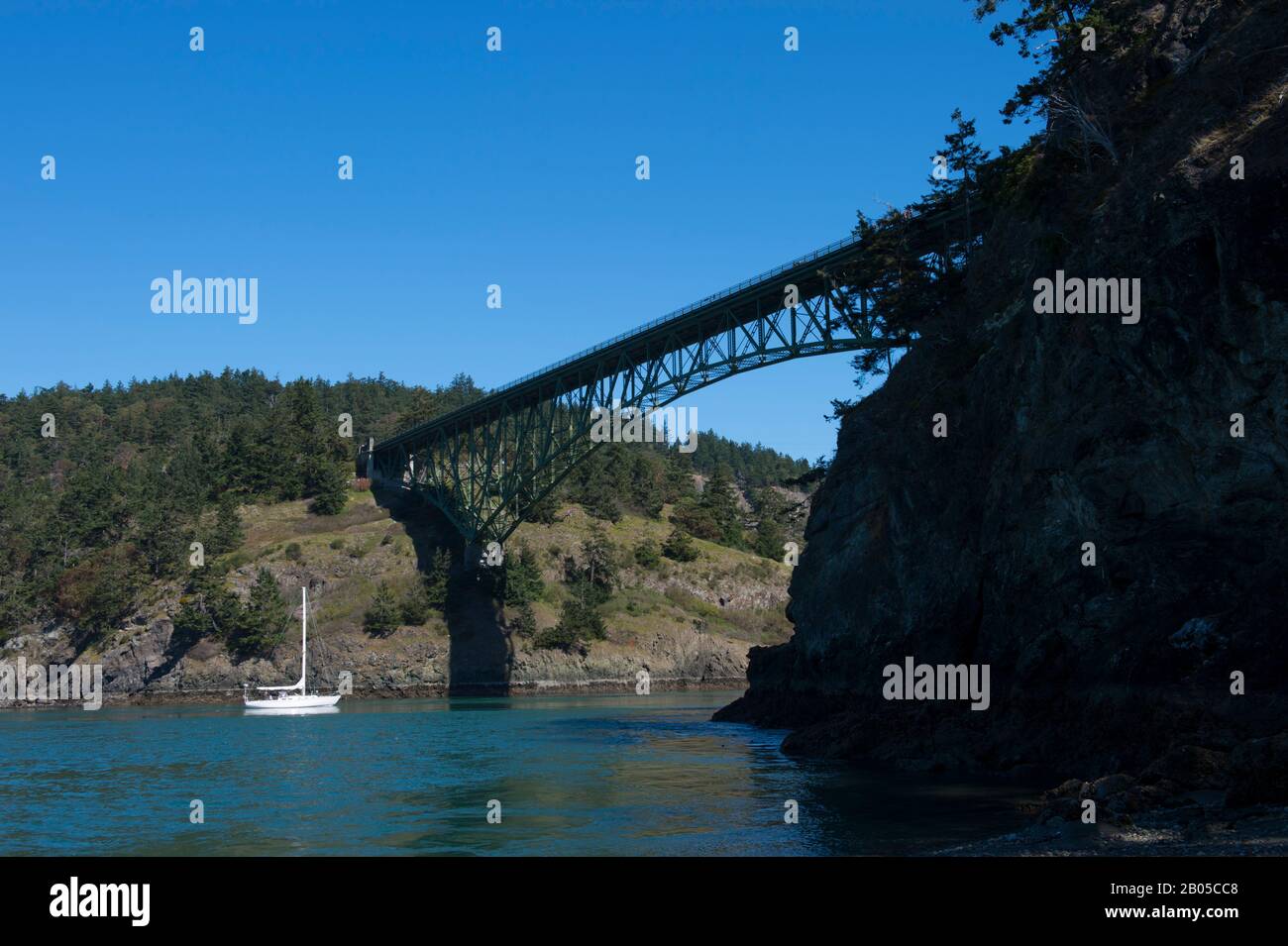Vista del Deception Pass Bridge e barca a vela da North Beach of Deception Pass state Park a Whidbey Island, Washington state, Stati Uniti Foto Stock
