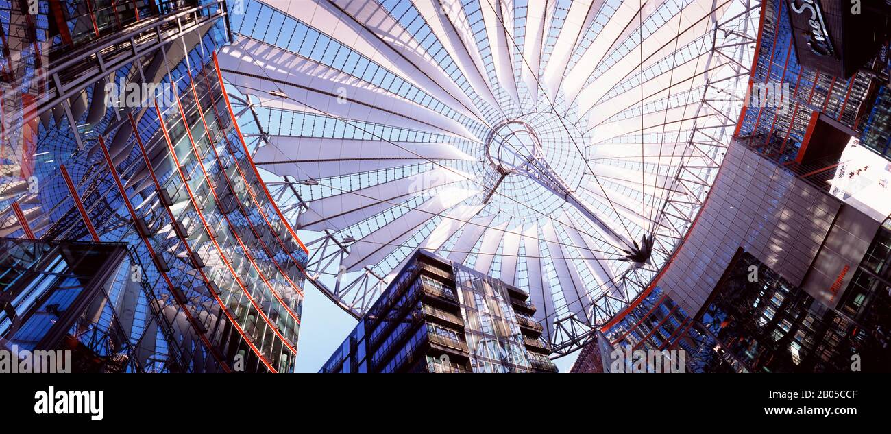 Basso angolo di visione degli edifici, Sony Center di Potsdamer Platz, Berlin, Germania Foto Stock