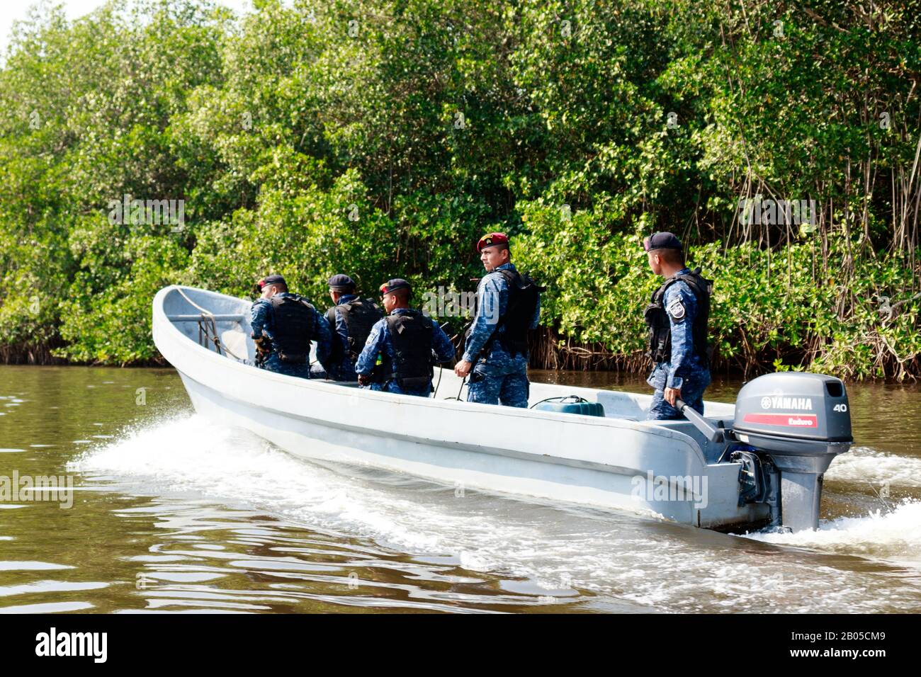 l'esercito guatemalteco pattuglia le mangrovie della costa del pacifico Foto Stock