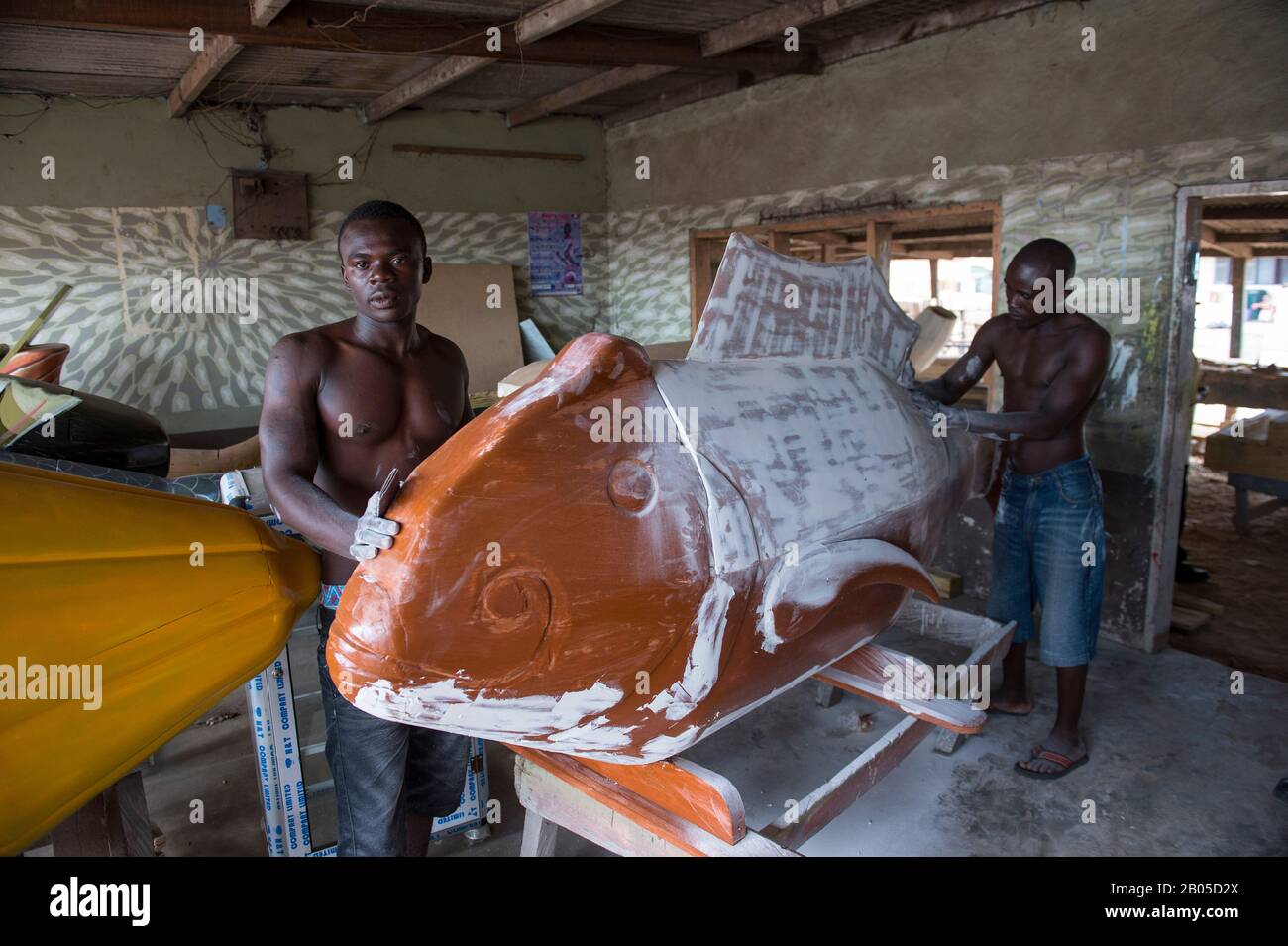 Casket Makers negozio con gli uomini che lavorano su bare in legno intagliato in Accra la capitale e la più grande città del Ghana Foto Stock