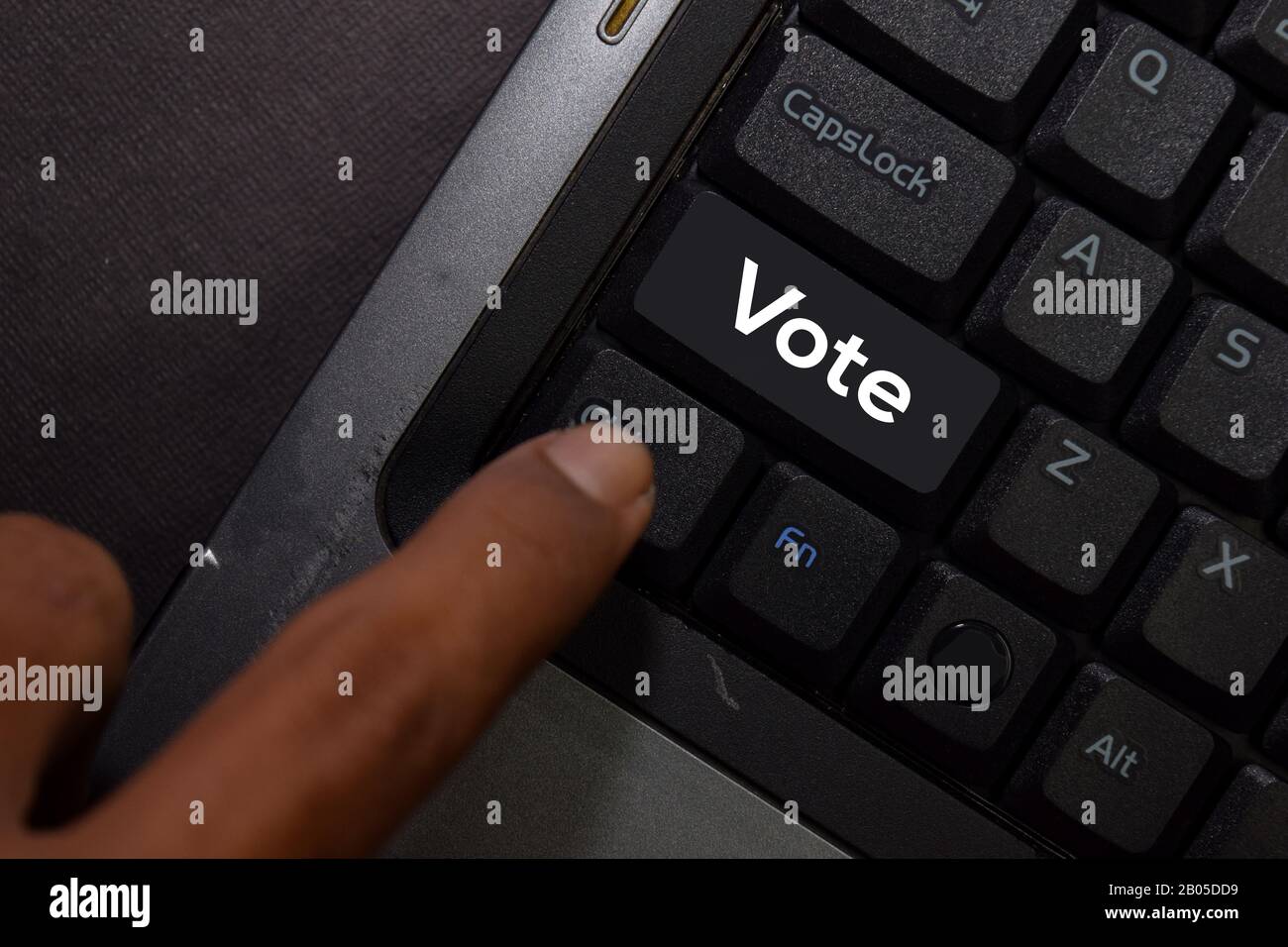 Votazione isolata sullo sfondo della tastiera del computer portatile Foto Stock