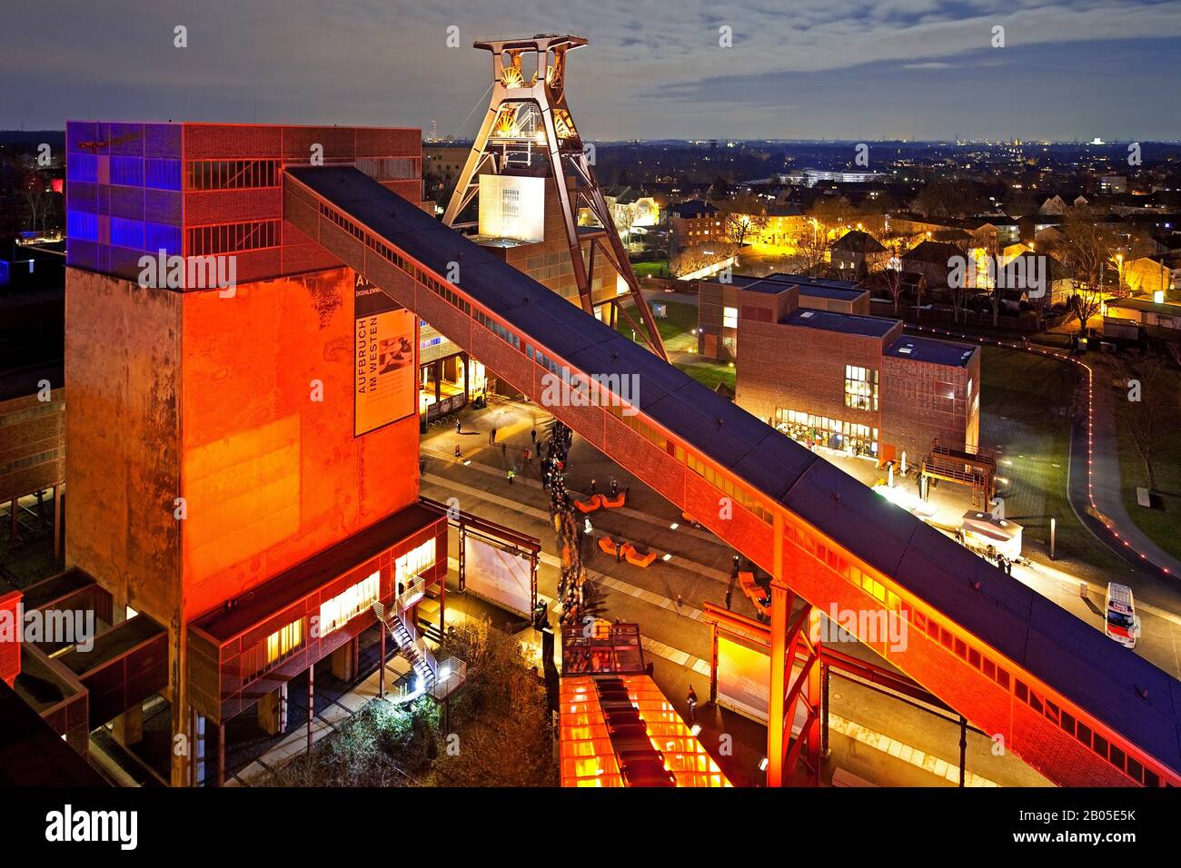 Copricapo illuminato di Schacht XII del Complesso industriale della miniera di carbone di Zollverein in serata, Germania, Renania settentrionale-Vestfalia, zona della Ruhr, Essen Foto Stock