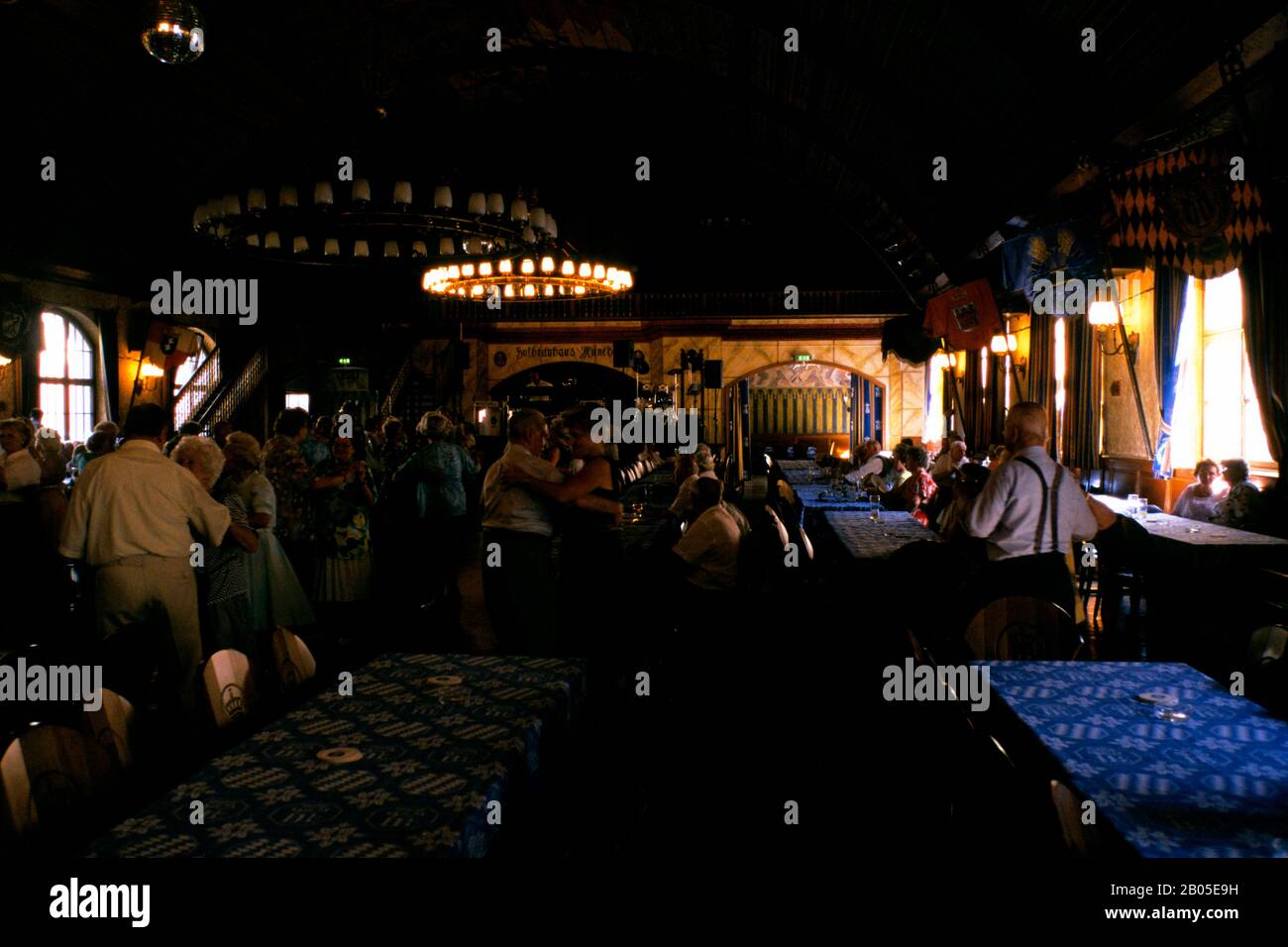 GERMANIA, BAVIERA, MONACO DI BAVIERA, HOFBRAU CASA, INTERNI, PERSONE CHE BALLANO ALLA MUSICA TRADIZIONALE Foto Stock